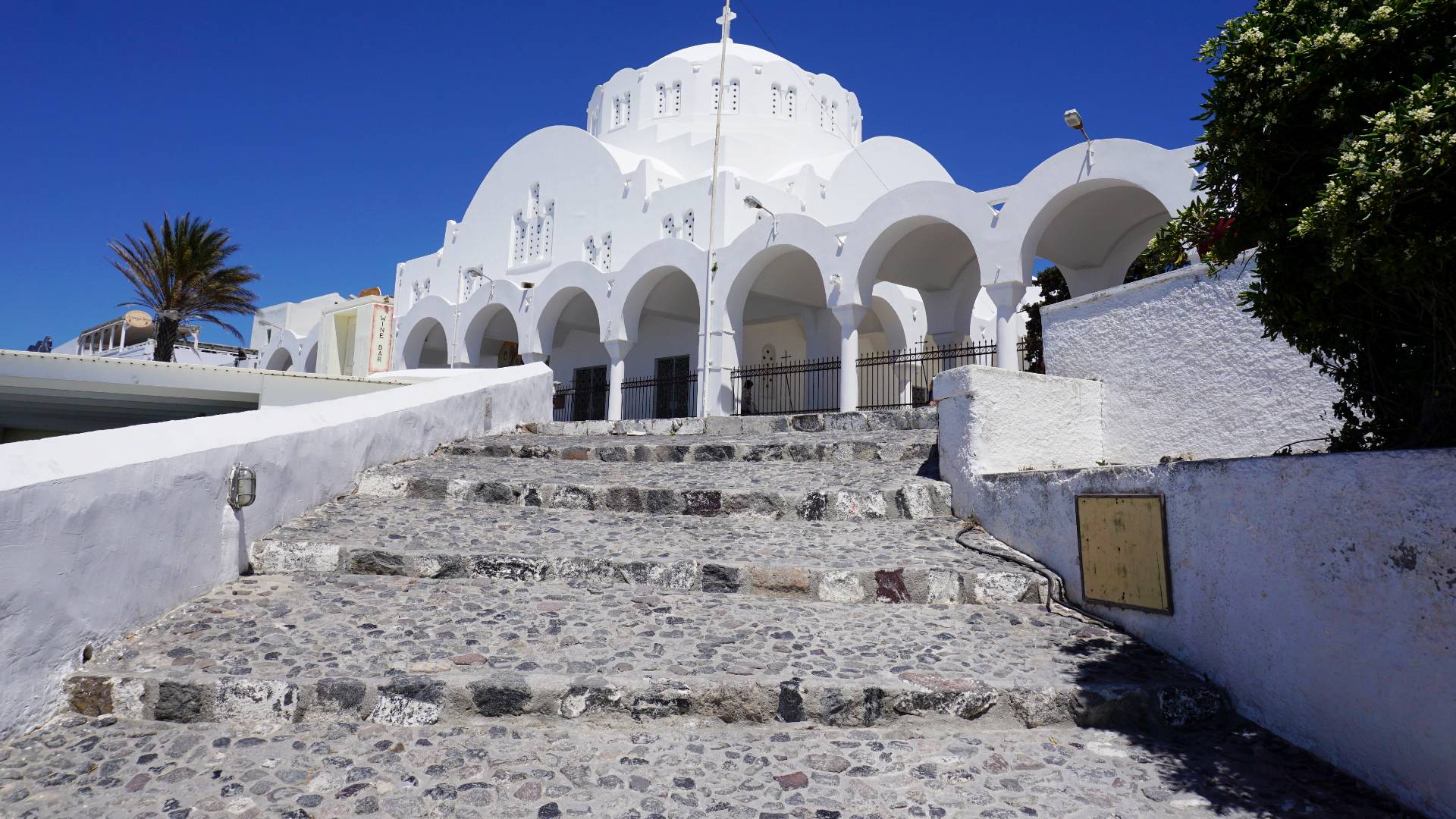 Fira de witte kerk langs de wandelboulevard