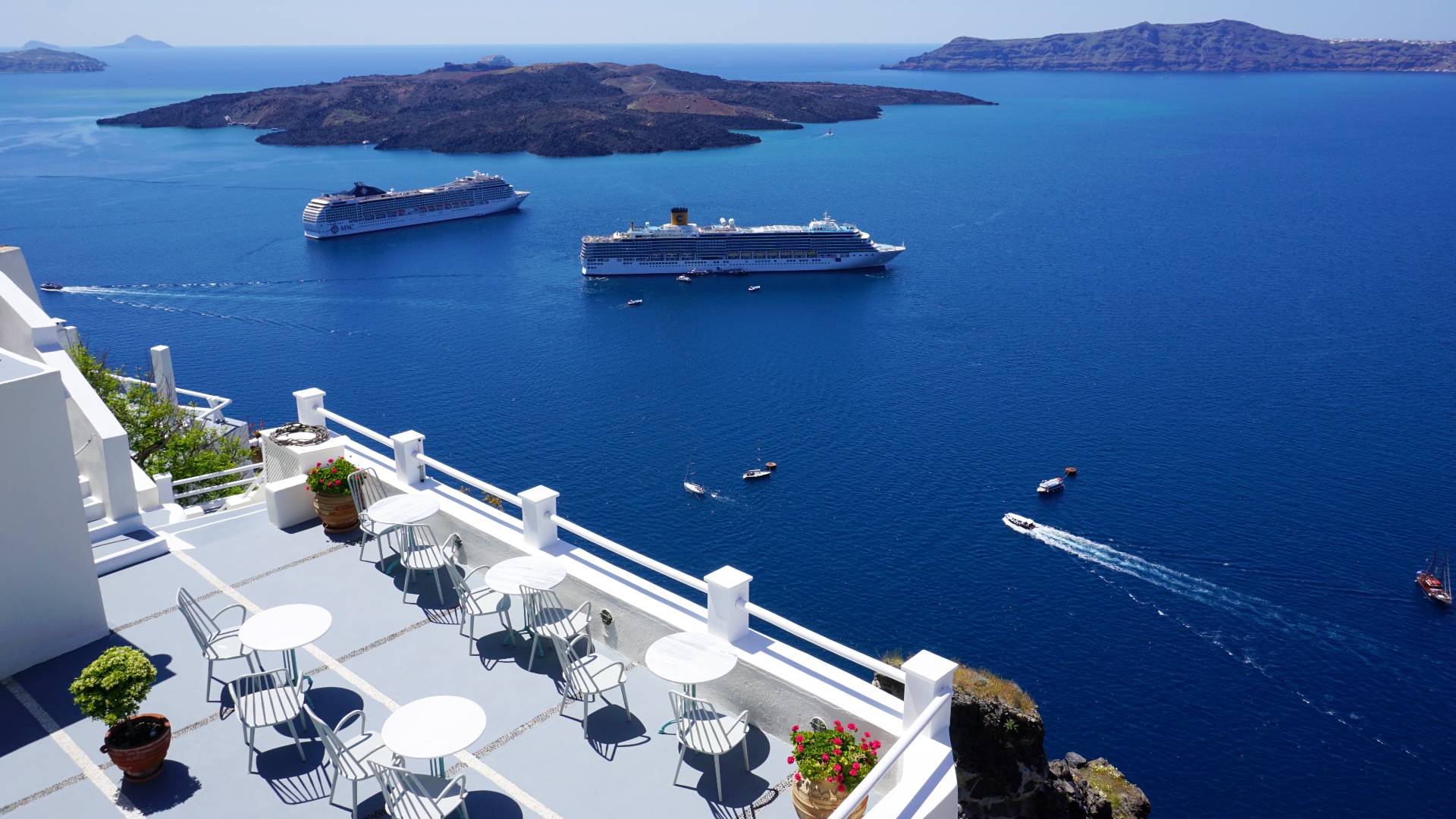 Fira Santorini uitzicht op terrassen en de caldera