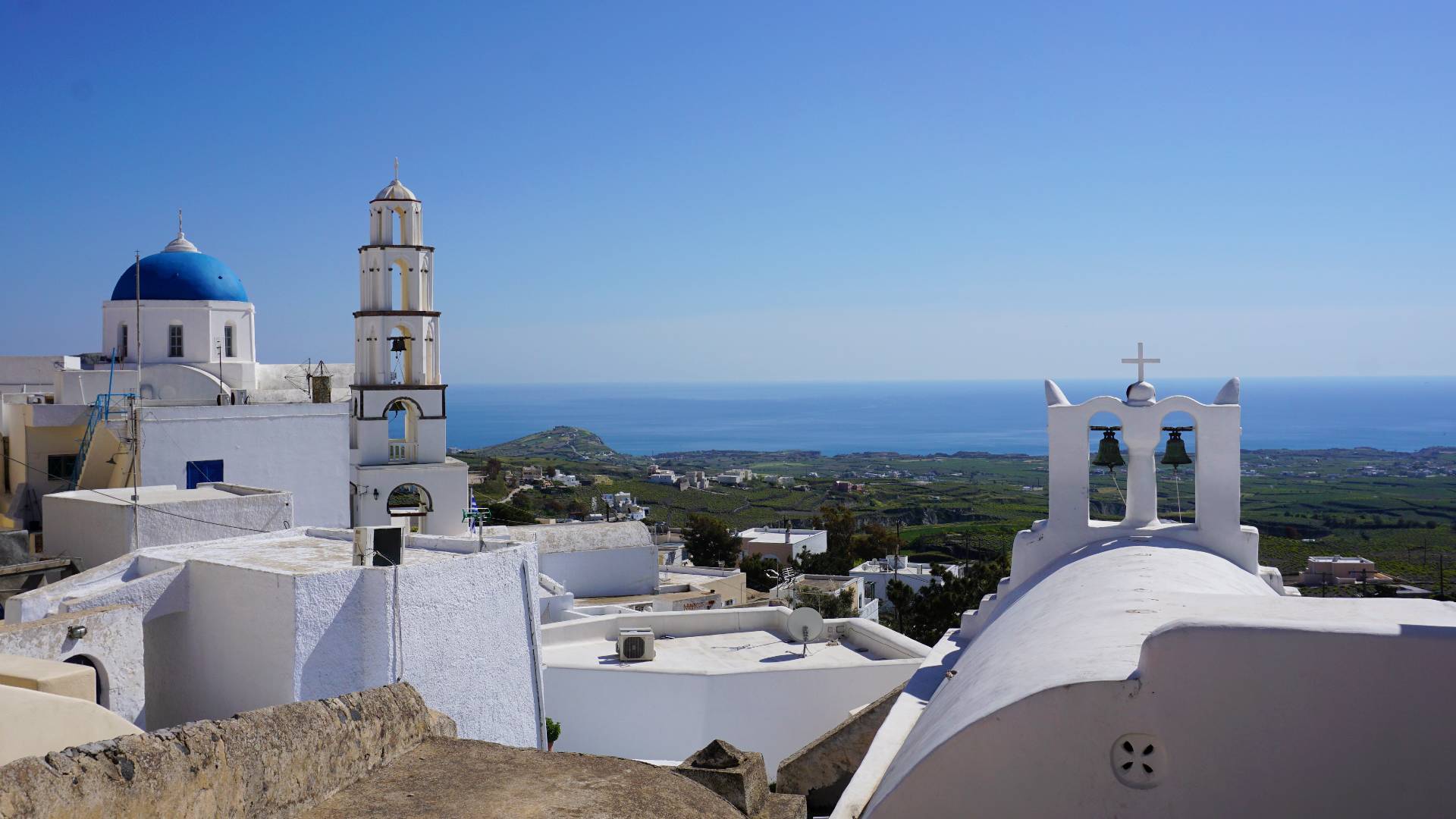 Pirgos met haar witte kerk 