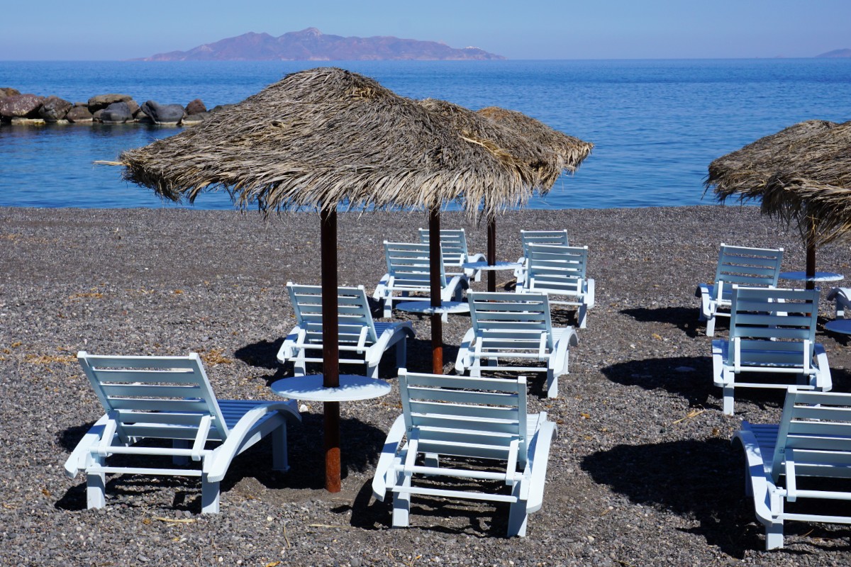 Kamari het zwarte strand op Santorini