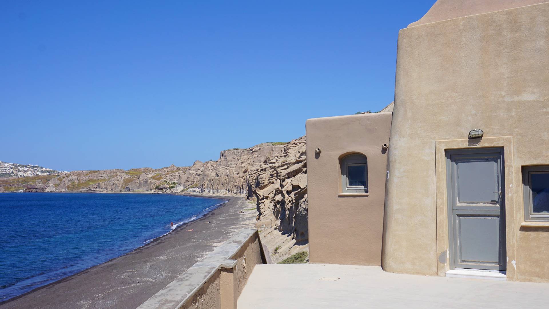 Strand Santorini van Vlychada