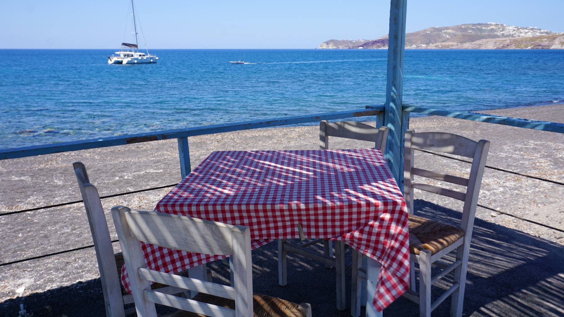 Vlychada terras met uitzicht op zee op Santorini